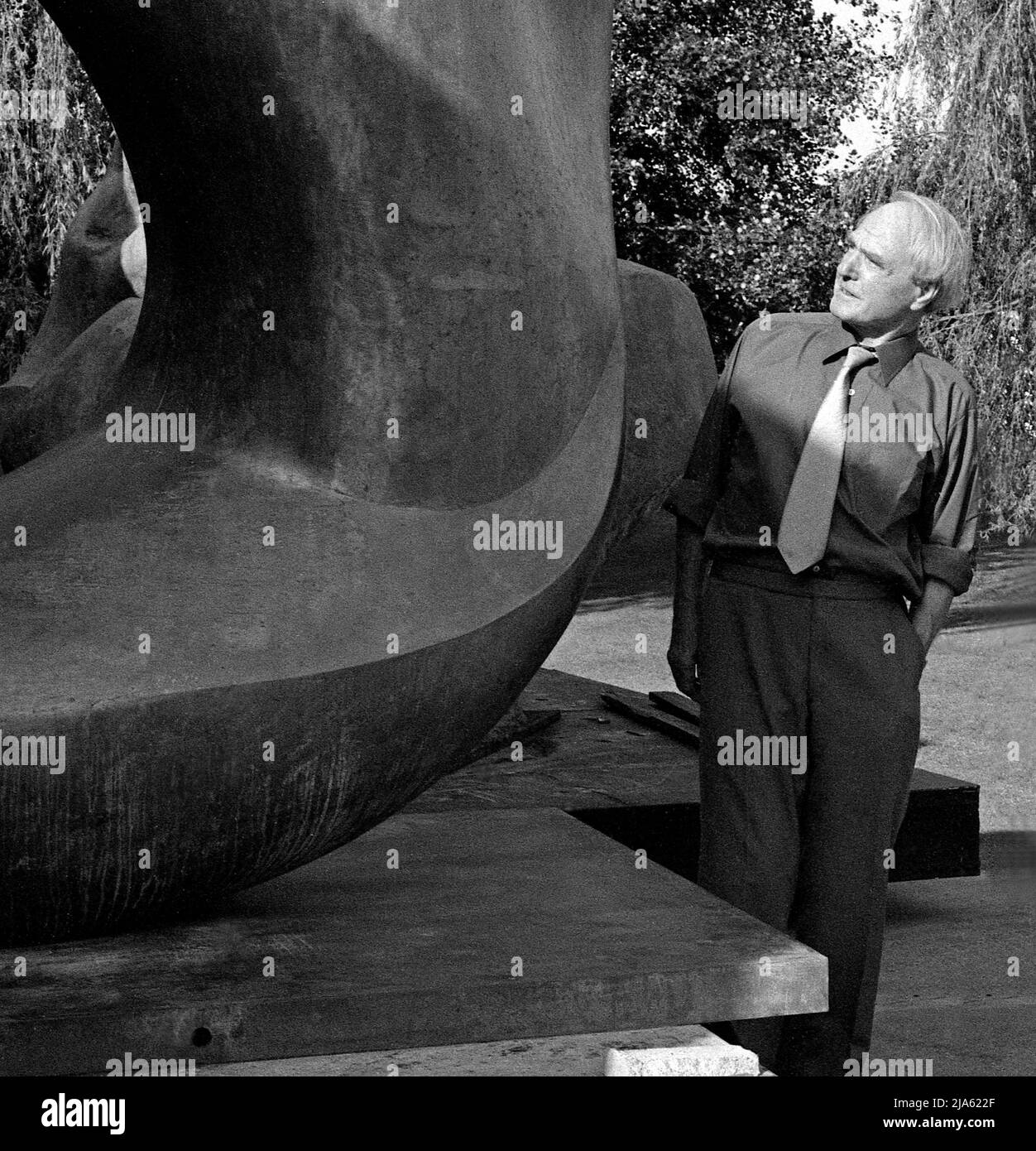 Lo scultore Henry Moore nella sua casa fuori Londra in Inghilterra. Foto Stock