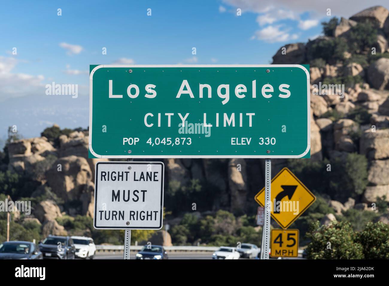 Los Angeles City Limit Sign su Topanga Canyon Blvd a Chatsworth, California. Il parco Stoney Point è sullo sfondo. Foto Stock