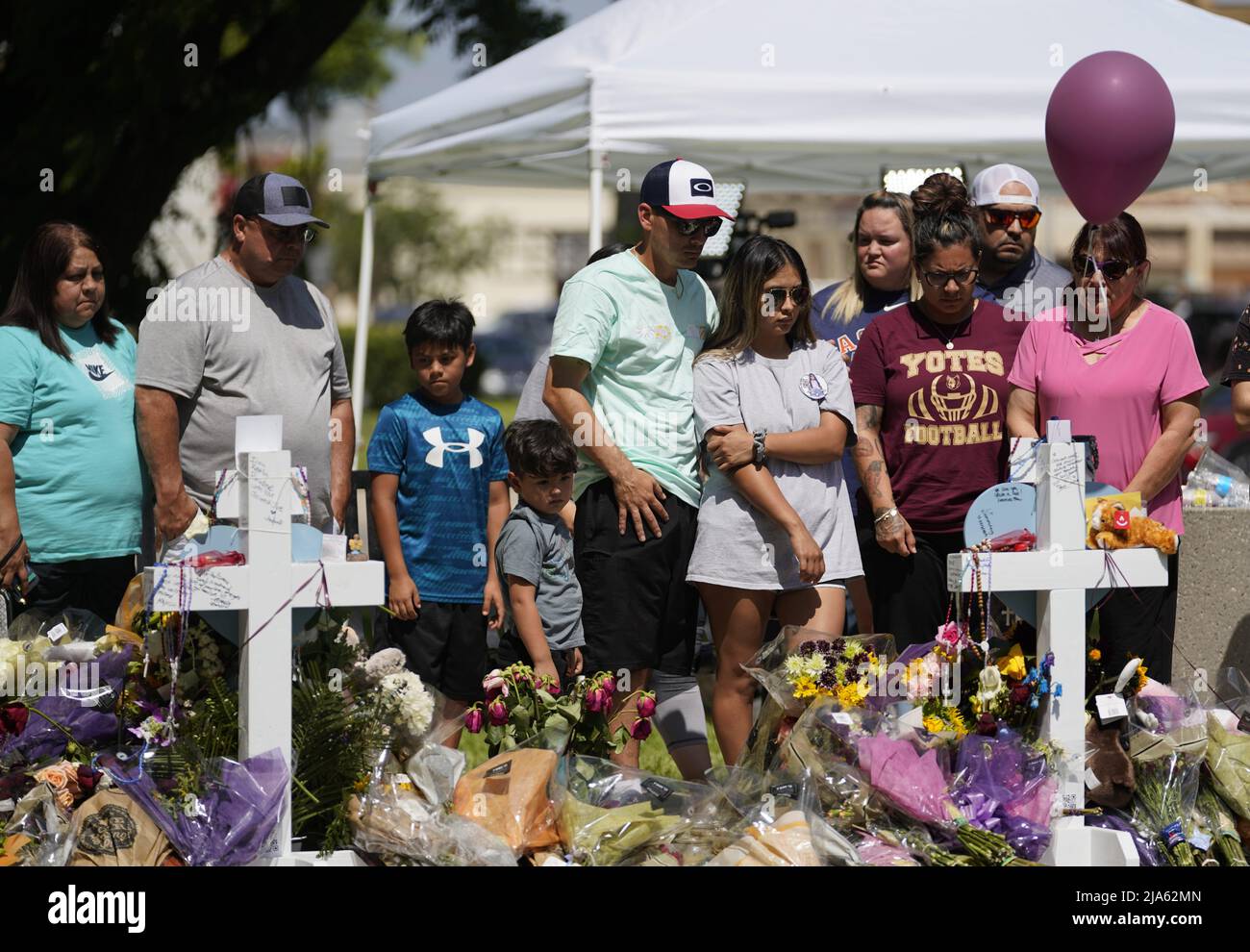 Uvalde, Stati Uniti. 27th maggio 2022. La gente piange per le vittime di una messa di tiro della scuola a Town Square a Uvalde, Texas, Stati Uniti, 27 maggio 2022. Almeno 19 bambini e due adulti sono stati uccisi in un tiro alla Robb Elementary School nella città di Uvalde, Texas, martedì. Credit: WU Xiaoling/Xinhua/Alamy Live News Foto Stock