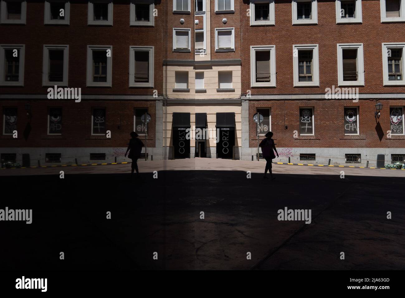 27 maggio 2022, Madrid, Madrid, EspaÃ±a: Una donna che cammina si riflette in un bicchiere a Madrid, Spagna. (Credit Image: © Matias Basualdo/ZUMA Press Wire) Foto Stock