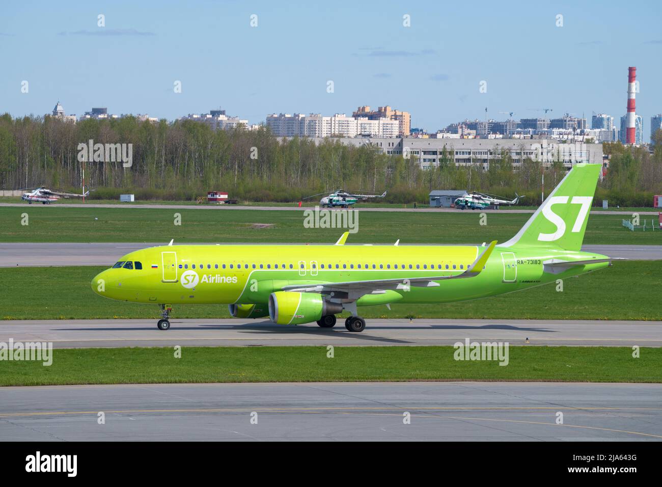SAN PIETROBURGO, RUSSIA - 20 MAGGIO 2022: Airbus A320-200 (RA-73183) di S7 - Siberia Airlines sulla linea di taxi dell'aeroporto di Pulkovo Foto Stock