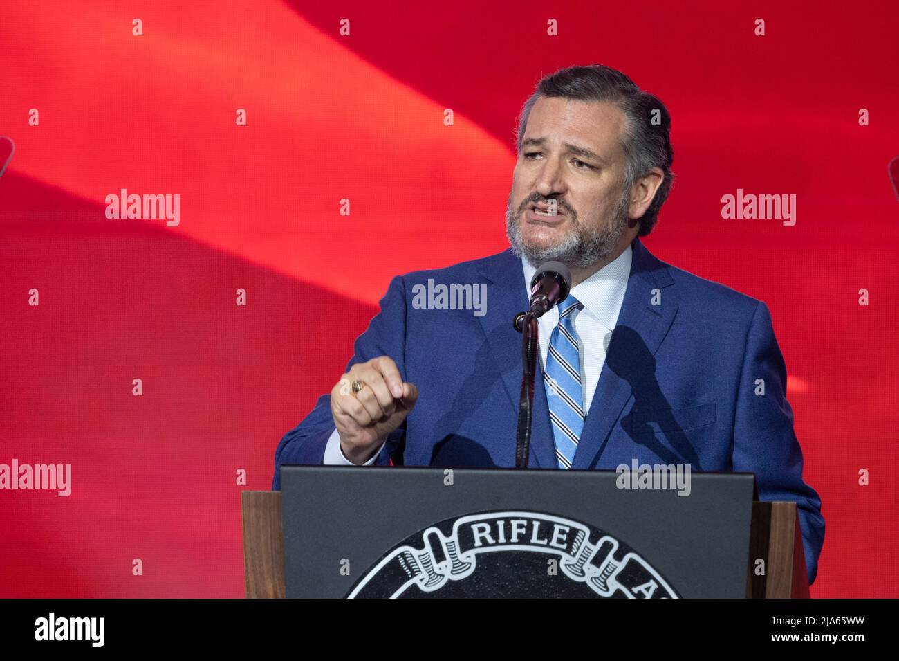 Houston, Stati Uniti. 27th maggio 2022. Il senatore degli Stati Uniti TED CRUZ del Texas parla alla conferenza annuale della direzione della National Rifle Association. Cruz ha accusato l'amministrazione Biden di responsabilità parziale per il martedì di massa sparando a Uvalde, Texas che ha lasciato 21 morti. Credit: Bob Daemmrich/Alamy Live News Foto Stock