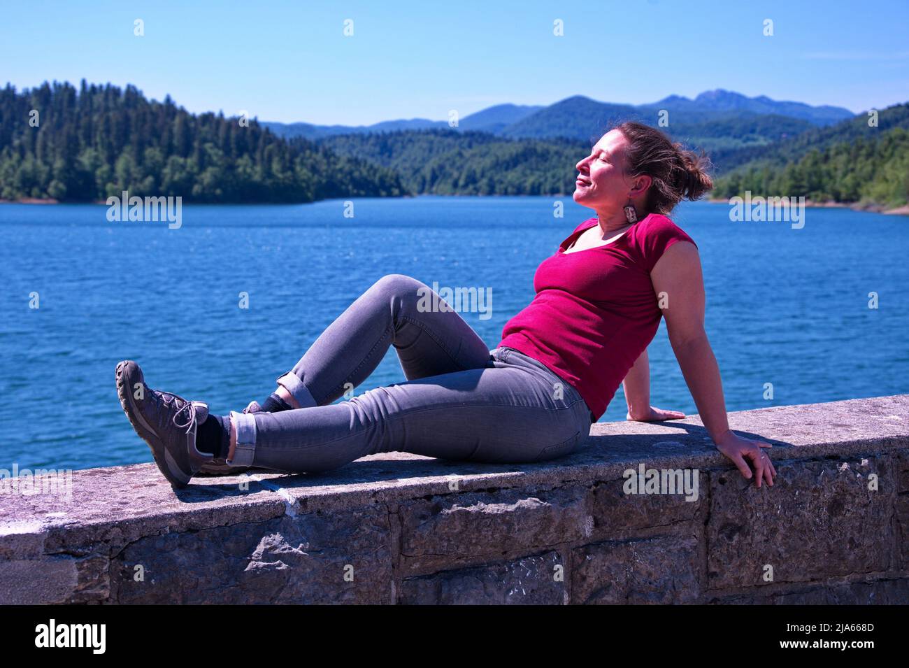 Ritratto di donna matura sulla riva del lago Foto Stock