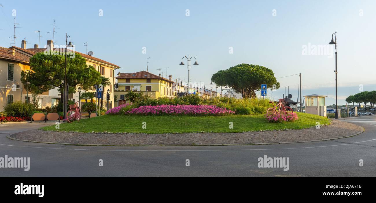 Grado, Italia - 8 luglio 2021: Rotonda in città turistica in Italia, con fiori piantati e erba nel Foto Stock