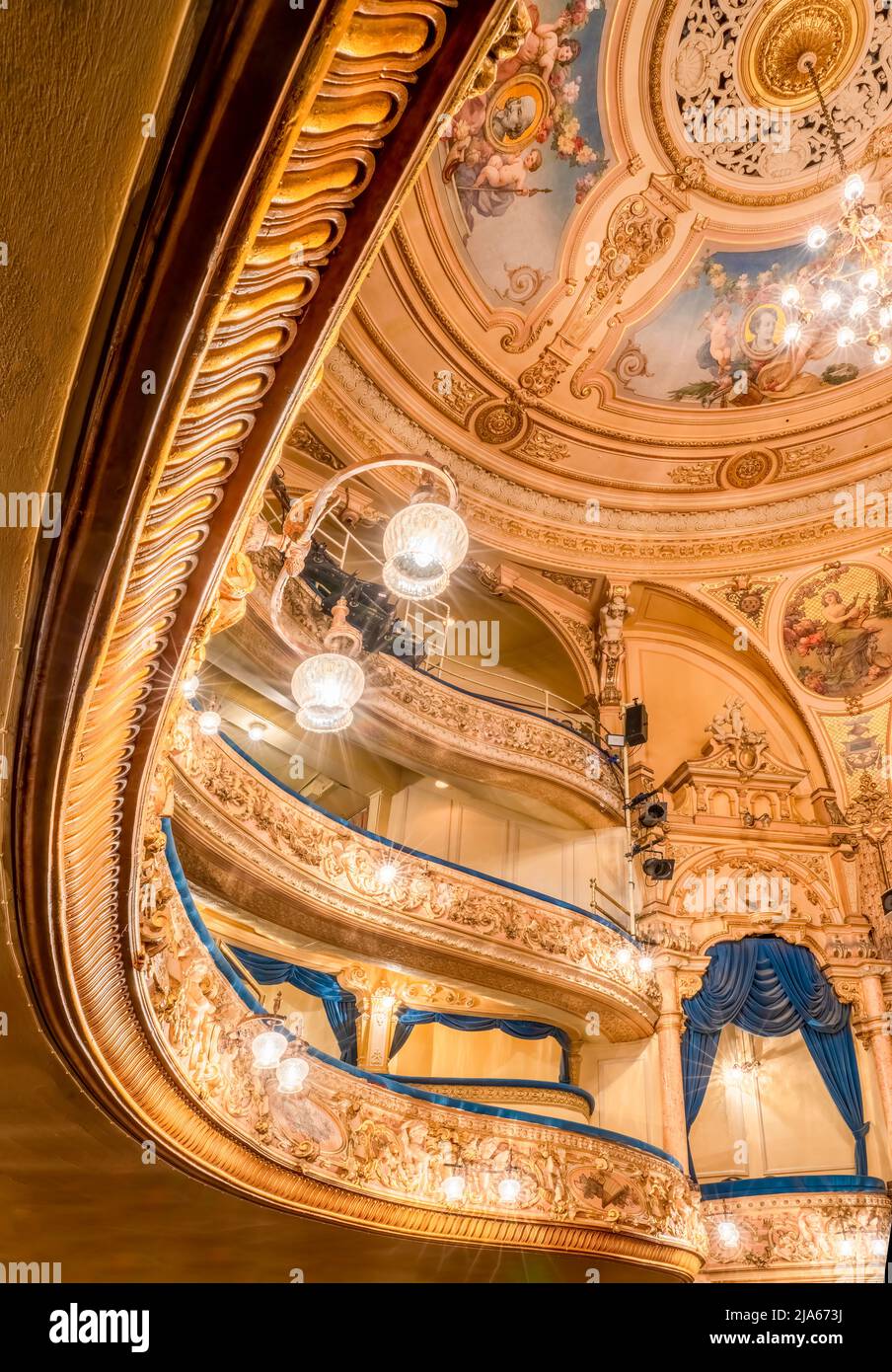 Il cerchio sfarzoso e il cerchio superiore del Grand Theatre di Blackpool, Lancashire, Regno Unito. Il teatro è stato progettato dall'architetto vittoriano Frank Matcham Foto Stock