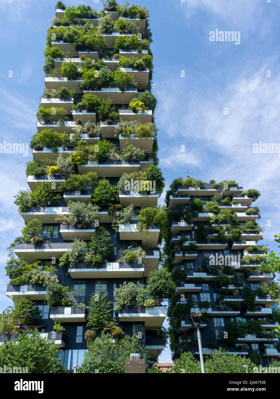 Milano, Italia. Bosco verticale, una vista ravvicinata sui moderni grattacieli ecologici con molti alberi su ogni balcone. Architettura moderna Foto Stock