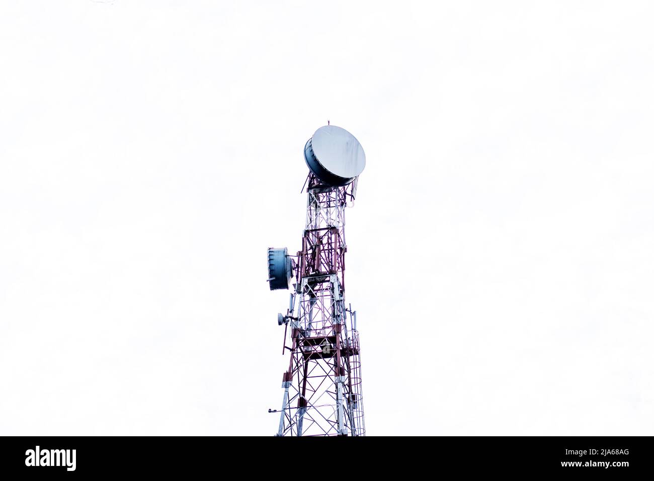 Torre di telecomunicazione isolata su sfondo bianco Foto Stock