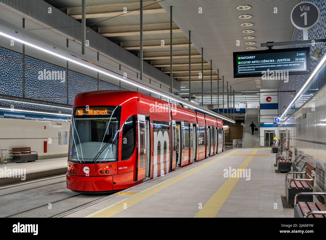 Tram della linea 10 della ferrovia leggera alla stazione di Alacant, Valencia, Spagna Foto Stock
