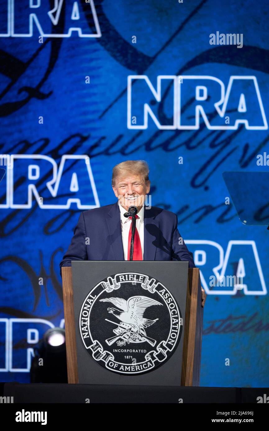 Houston, Stati Uniti. 27th maggio 2022. L’ex presidente degli Stati Uniti DONALD TRUMP ha dato il suo discorso al forum annuale della leadership della National Rifle Association (NRA). Credit: Bob Daemmrich/Alamy Live News Foto Stock