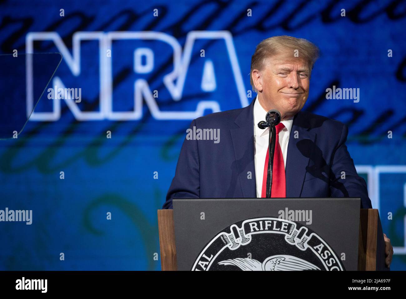 Houston, Stati Uniti. 27th maggio 2022. L’ex presidente degli Stati Uniti DONALD TRUMP ha dato il suo discorso al forum annuale della leadership della National Rifle Association (NRA). Credit: Bob Daemmrich/Alamy Live News Foto Stock