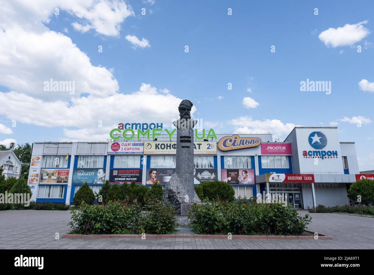 Bakhmut, Ucraina. 24th maggio 2022. Una statua di Kindrat Opanasovych, che è uno dei leader della ribellione di Cossack contro Don contro il Regno di Mosca, è vista a Bakhmut, Donbas come Bakhmut si erge come una città chiave per le forze ucraine nella difesa della regione di Donetsk (Donbas), la città è sotto attacco dalle truppe russe. L'invasione russa dell'Ucraina è iniziata il 24 febbraio, la guerra che ha ucciso numerosi civili e soldati. (Foto di Alex Chan Tsz Yuk/SOPA Images/Sipa USA) Credit: Sipa USA/Alamy Live News Foto Stock