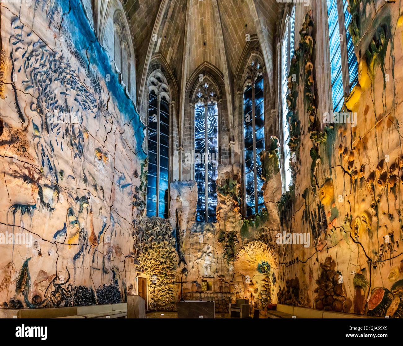 Spagna, isola di Maiorca. La cappella di Sant Pere creata da Miquel Barcelo all'interno della cattedrale di Santa Maria a Palma di Maiorca (13th secolo), era reh Foto Stock