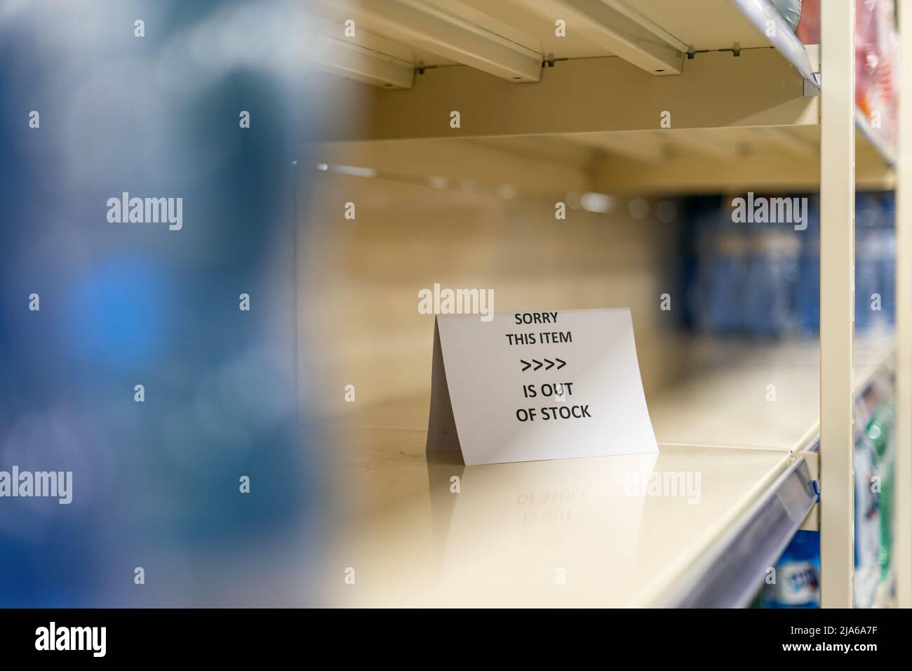 Scaffali vuoti in un negozio di alimentari, merci esaurite Foto Stock