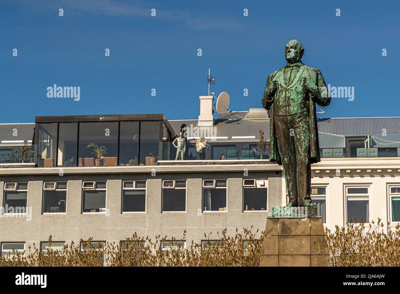 Piazza Austurvöllur con una statua dello studioso Jon Sigurdsson in Reykjavik, Islanda Foto Stock