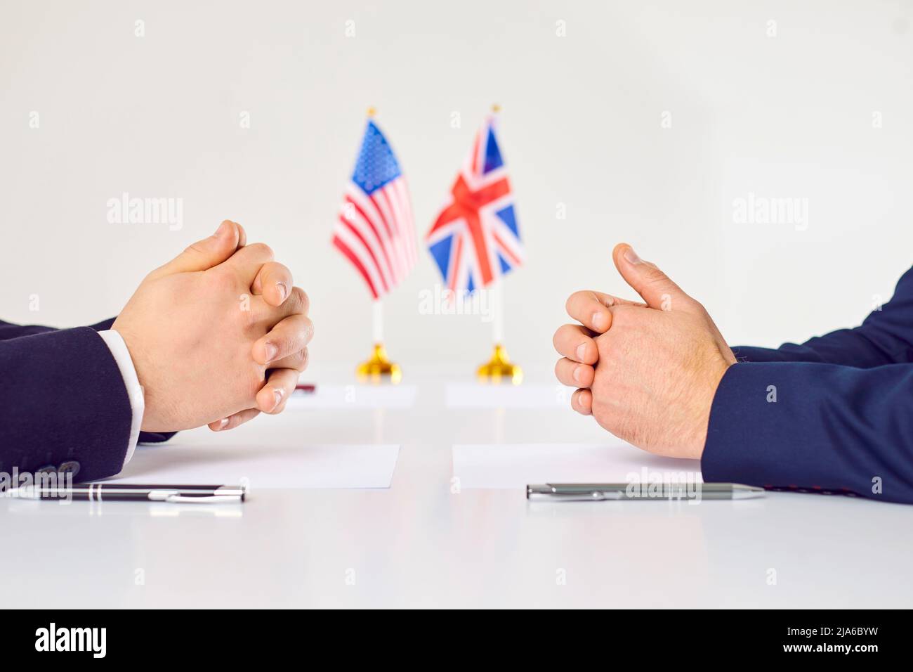 I rappresentanti degli Stati Uniti e del Regno Unito si riunono per negoziare accordi commerciali e commerciali Foto Stock