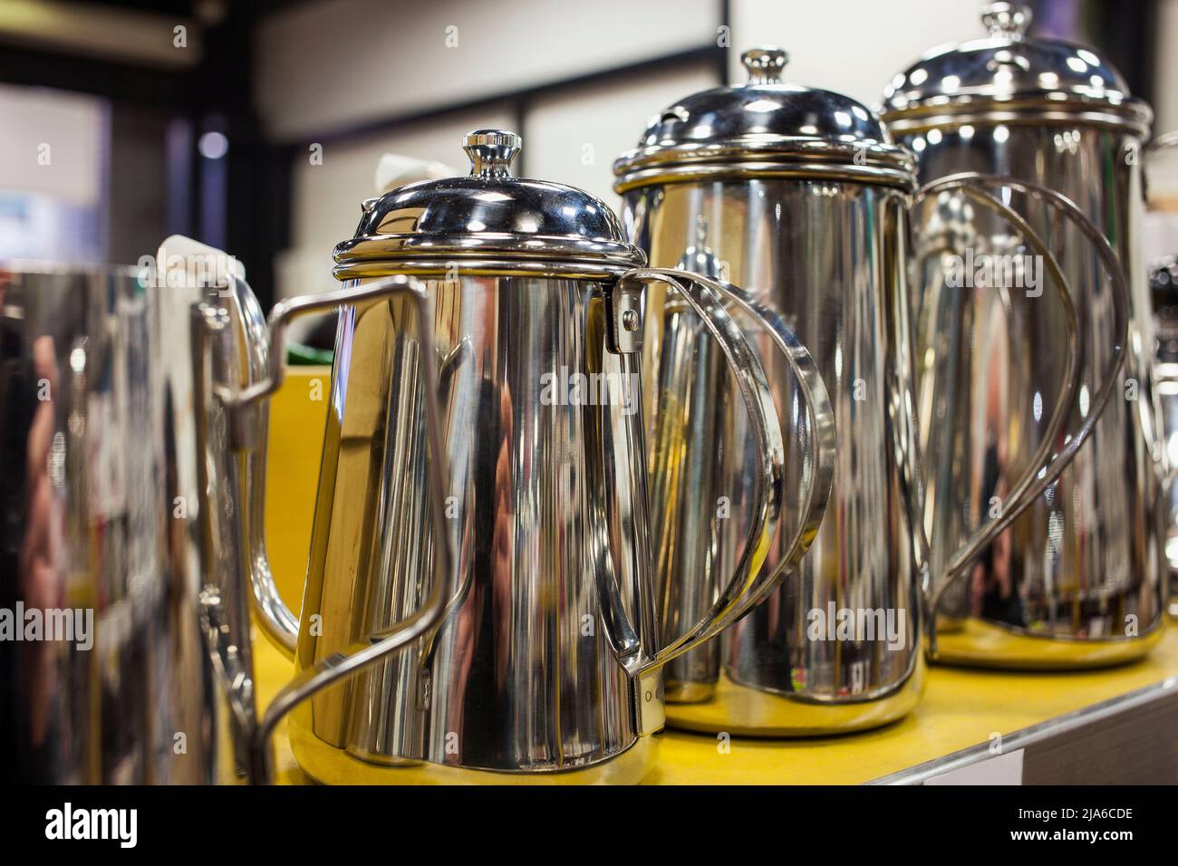 Caffè server presso il negozio di cucina nella zona di Kappabashi Dori, Tokyo, Giappone Foto Stock