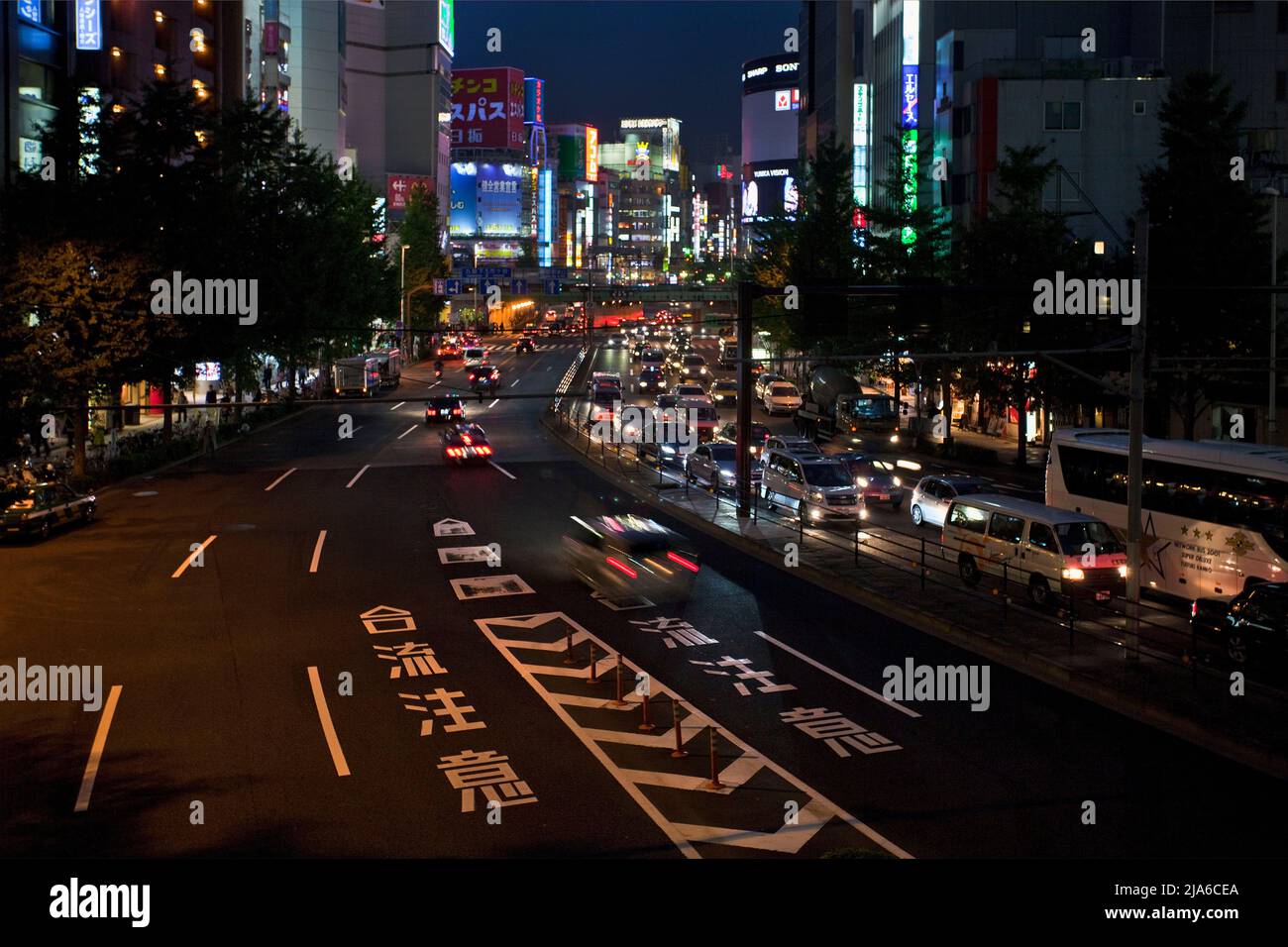 Edifici commerciali traffico notte Shinjuku Tokyo Giappone Foto Stock