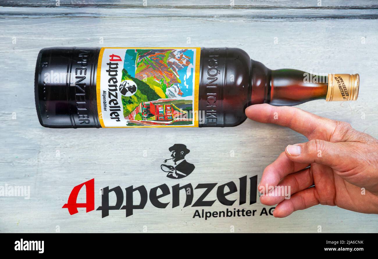 Appenzell, Svizzera - 27 maggio 2022: Appenzeller Alpenbitter è un liquore amaro svizzero con circa il 30% di alcol, prodotto per la prima volta nel 1902 da Foto Stock