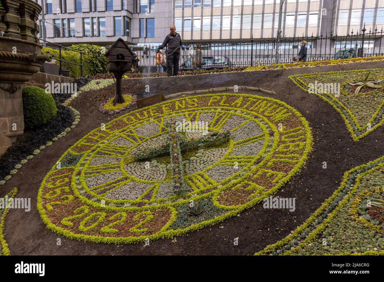 Edimburgo, Regno Unito. 27 maggio, 2022 nella foto: I giardinieri in Princes Street Gardens a Edimburgo hanno messo i ritocchi finali all'Orologio floreale che quest'anno celebra il Giubileo del platino della regina Elisabetta II. Credit: Rich Dyson/Alamy Live News Foto Stock