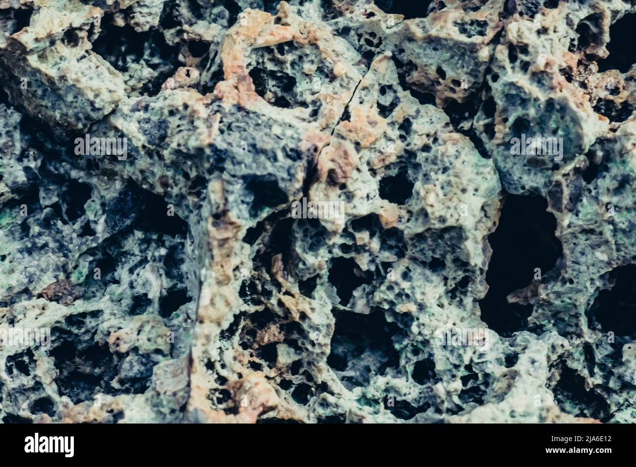 Astratta natura sfondo foto reale. Macro dettagli close up secco roccia crack pietra solide formazioni schiumose o lava vulcanica, pomice texture antica Foto Stock
