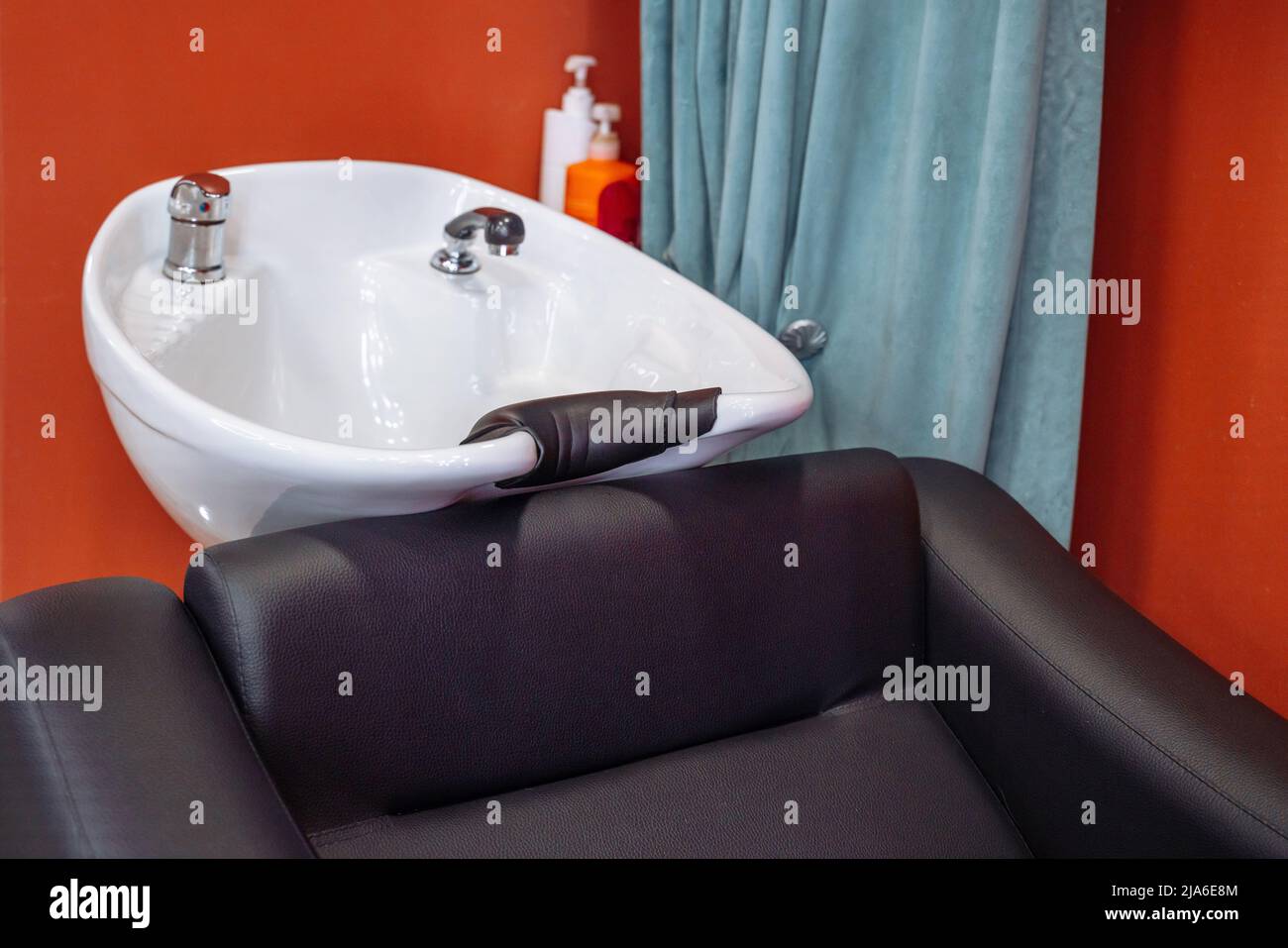 Vista interna del salone di bellezza di lusso. Lavandino vuoto nel centro benessere Foto Stock