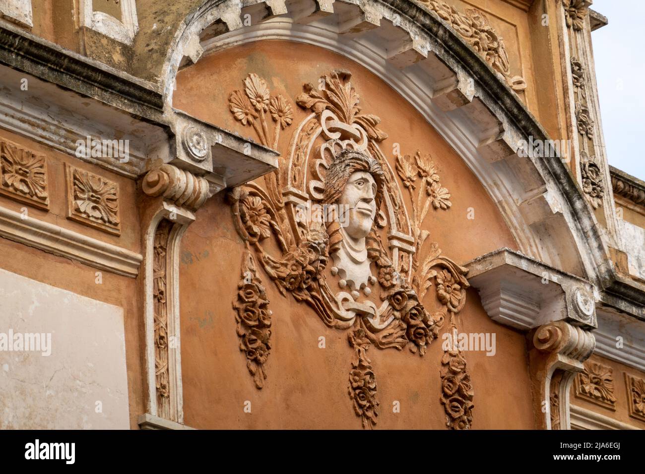 Architettura tipica di edifici rustici Algarve con intricati disegni di platbands. Foto Stock