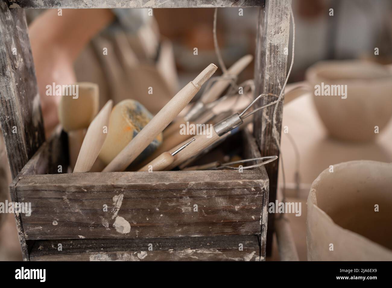 strumenti di modellazione in una scatola di legno. Ceramica, arte concetto di ceramica. Foto Stock