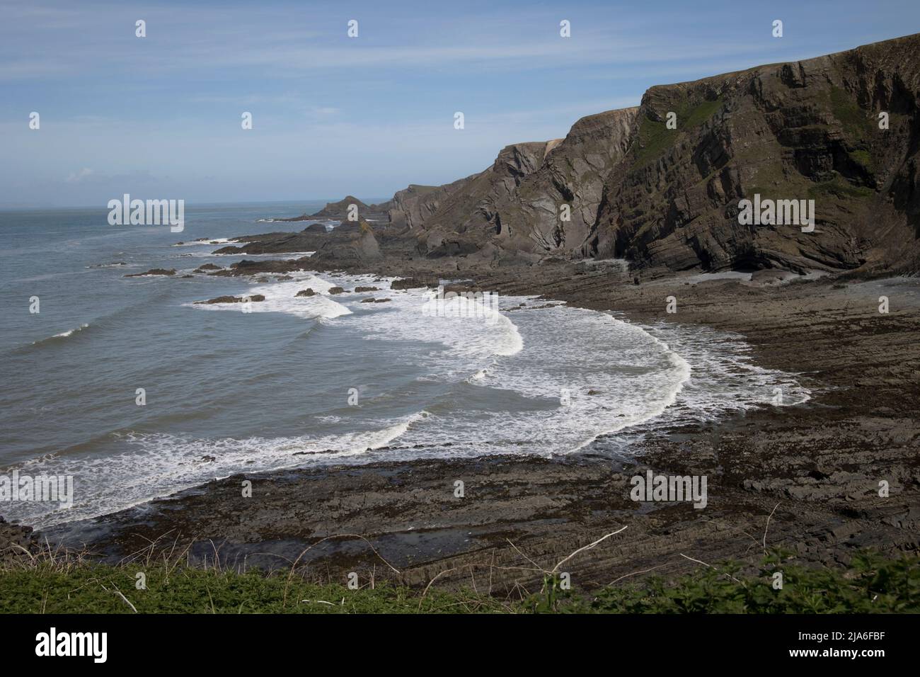 Insolite formazioni rocciose a bassa marea alla bocca della cascata di Speke vicino a Hartland Point North Devon Foto Stock