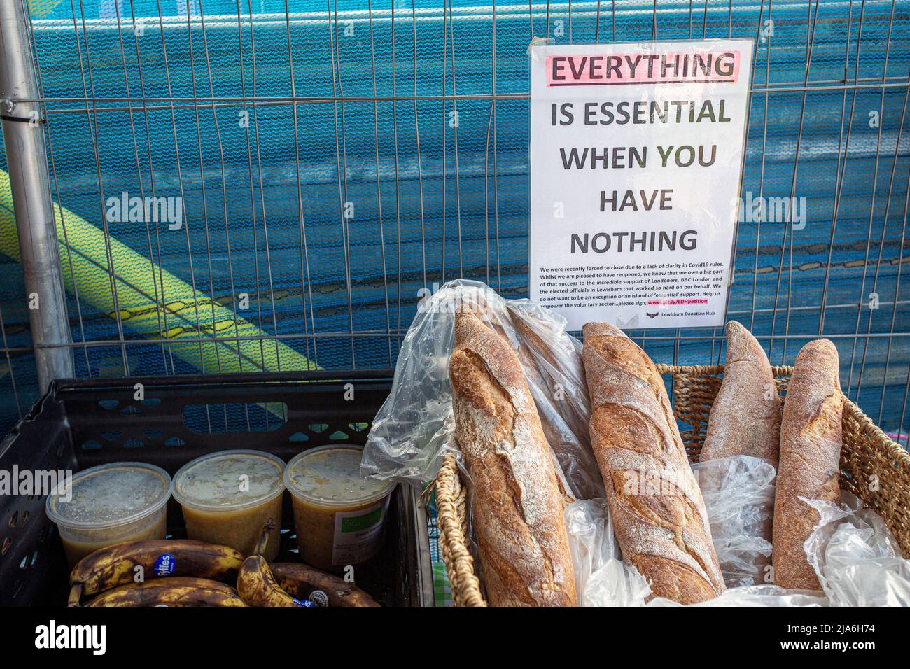 Scatola di alimenti essenziali pronti per essere distribuiti. Donazione di beneficenza presso la banca alimentare locale nel sud-ovest di Londra, Inghilterra. Foto Stock