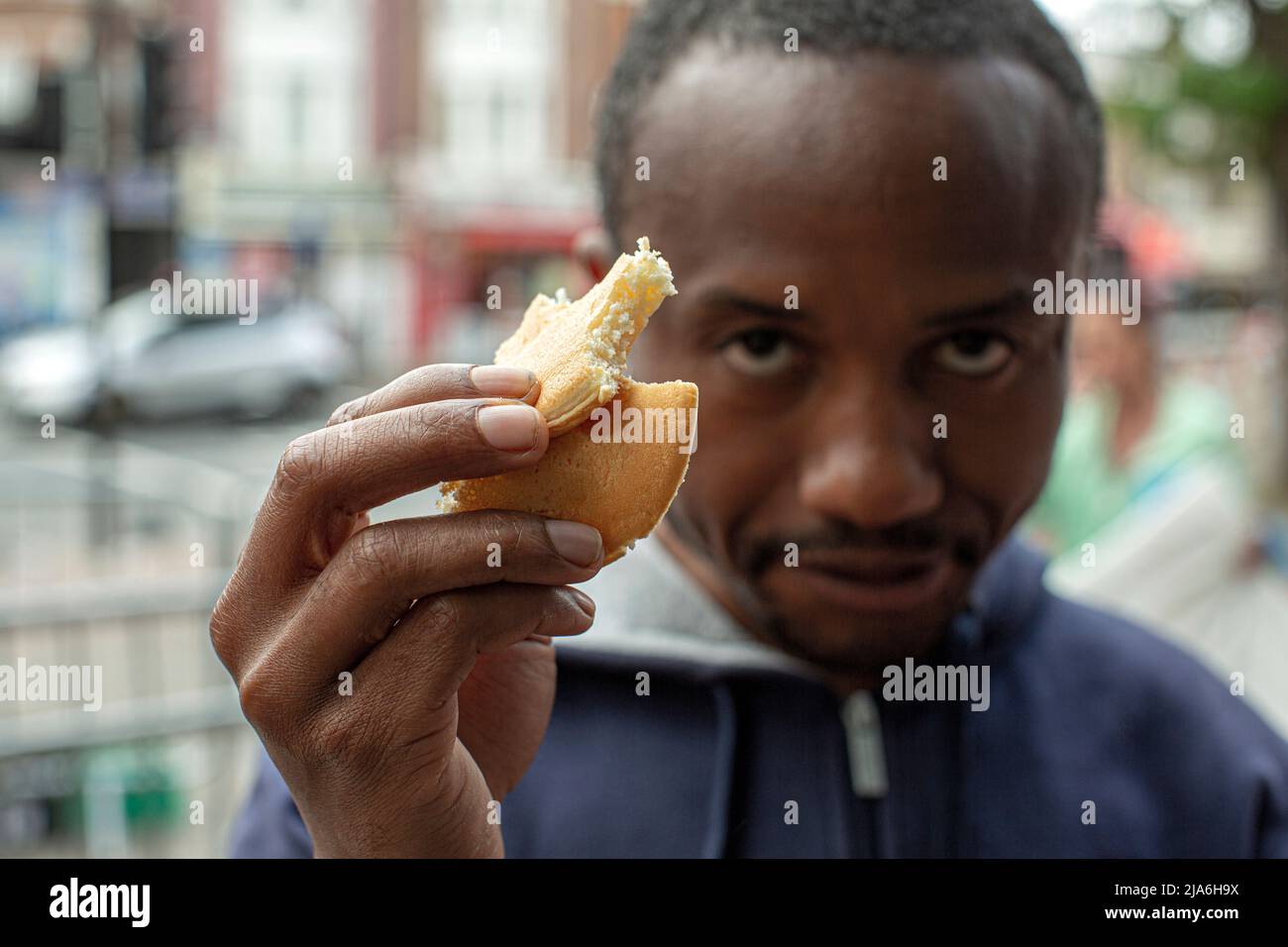 Gli uomini mangiano fuori da una banca di cibo per le persone che soffrono di difficoltà finanziarie al Lewisham Donation Hub, Londra , Inghilterra . Foto Stock