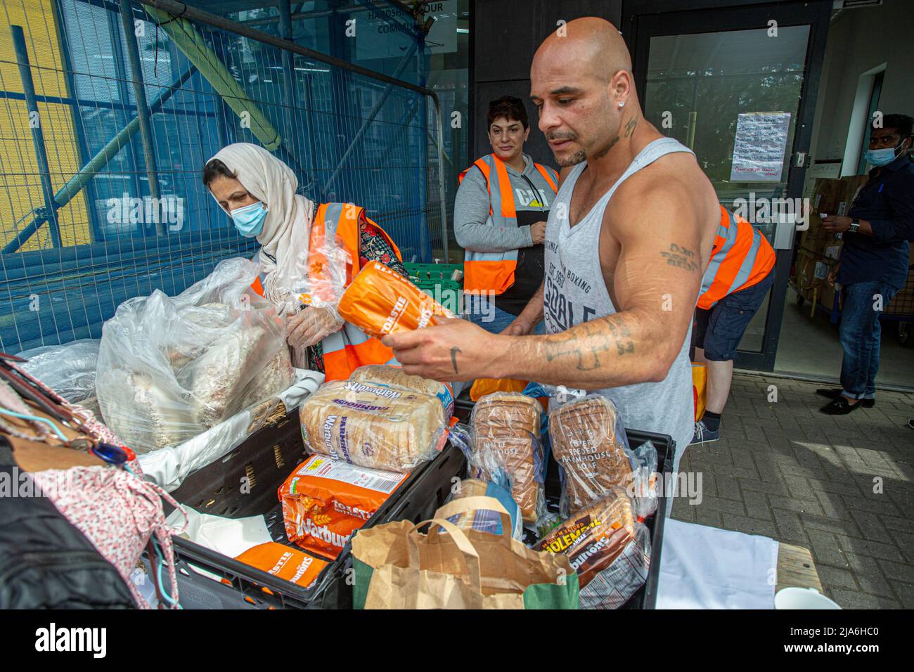 Maschi che raccolgono cibo dalla banca alimentare locale nel sud-ovest di Londra , Inghilterra Foto Stock