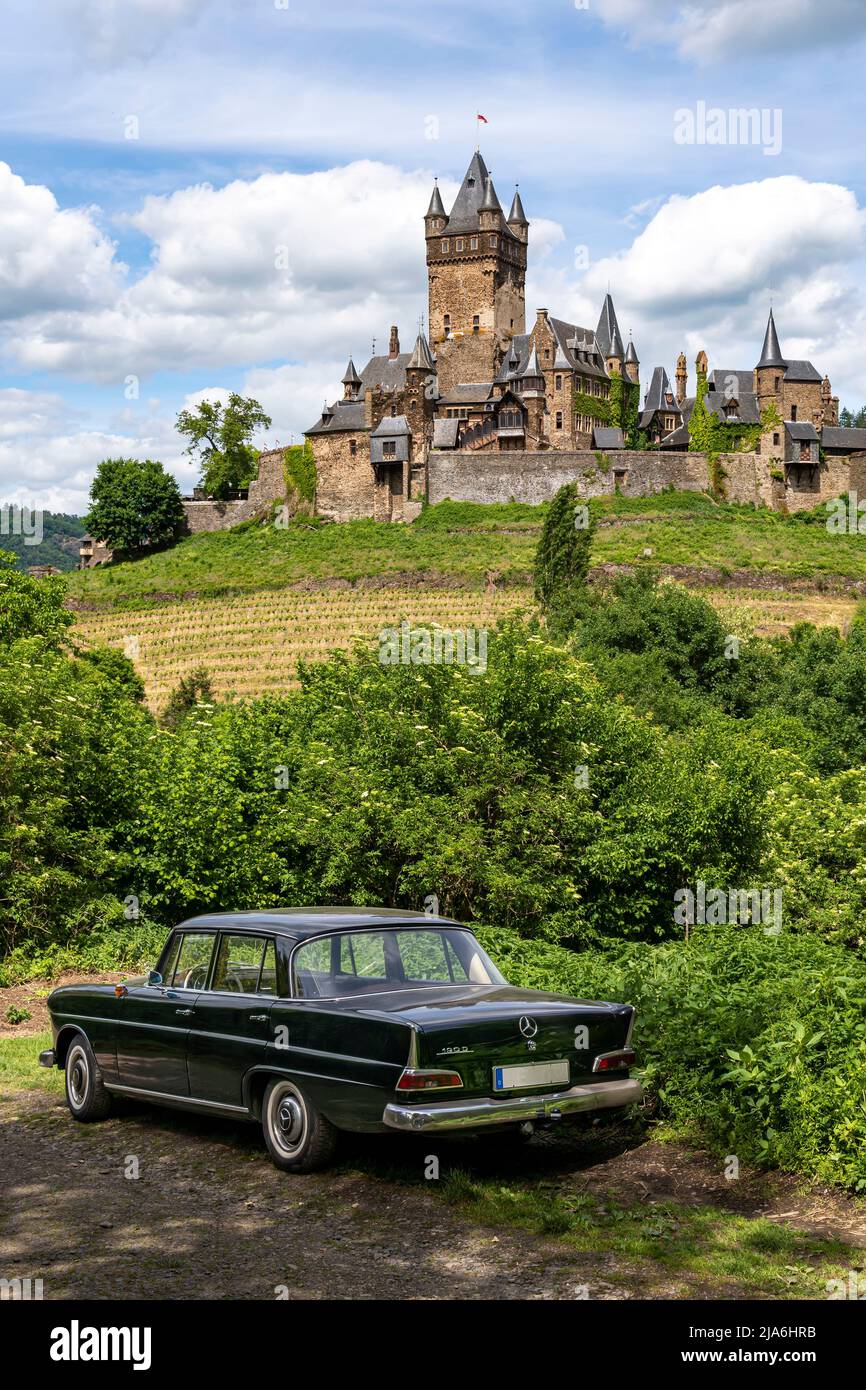Cochem, Renania-Palatinato, Germania - 21 maggio 2022: Il Cochem Reichsburg (Castello imperiale Cochem) su una collina sopra il fiume Mosella. Foto Stock