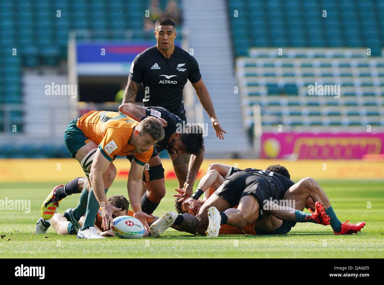 L'Australia Nick Malouf (a sinistra) libera una mischia durante la partita 1 contro la Nuova Zelanda della HSBC World Rugby Sevens Series al Twickenham Stadium, Londra. Data foto: Sabato 28 maggio 2022. Foto Stock