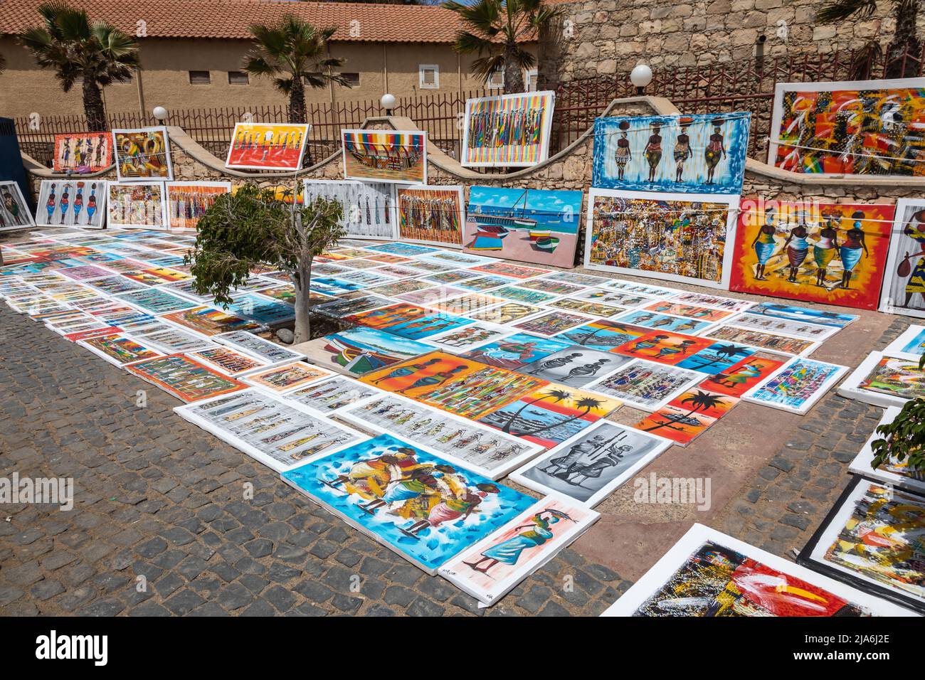Opere d'arte / dipinti africani in vendita esposti in una strada a Santa Maria, SAL, Isola di Capo Verde, Isole Cabo Verde, Africa Foto Stock
