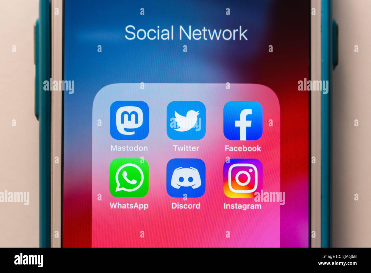 Kumamoto, GIAPPONE - Feb 8 2021 : Mastodon e popolare SNS (Twitter, Facebook, WhatsApp, Discordia e Instagram) icone app su un iPhone. Foto Stock