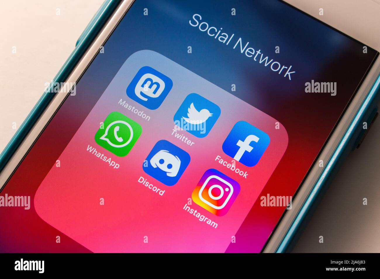 Kumamoto, GIAPPONE - Feb 8 2021 : Mastodon e popolare SNS (Twitter, Facebook, WhatsApp, Discordia e Instagram) icone app su un iPhone. Foto Stock