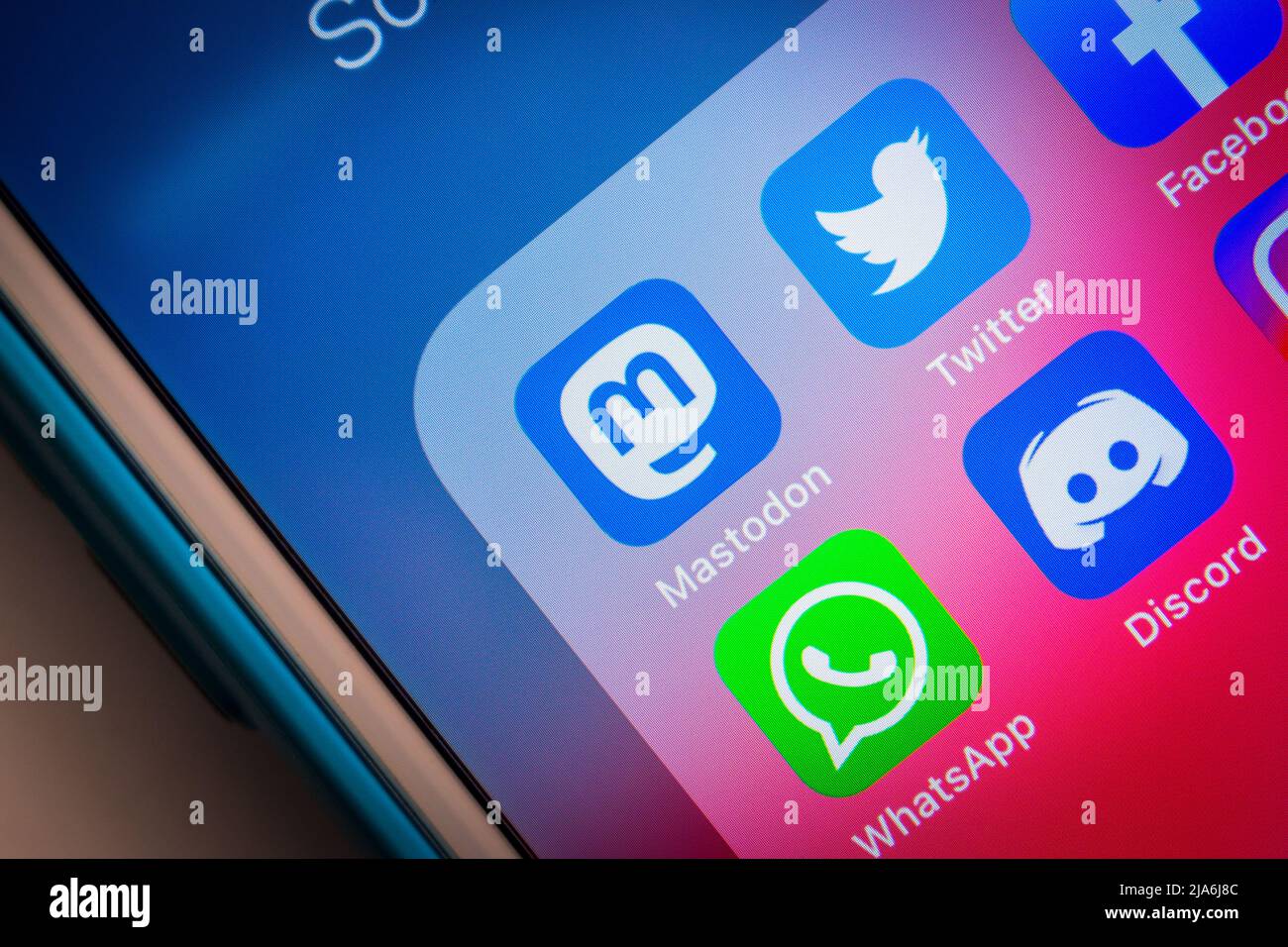 Kumamoto, GIAPPONE - Feb 8 2021 : Closeup open-source app Mastodon & popular SNS (Twitter, Facebook, WhatsApp, Discordia e Instagram) app su iPhone. Foto Stock