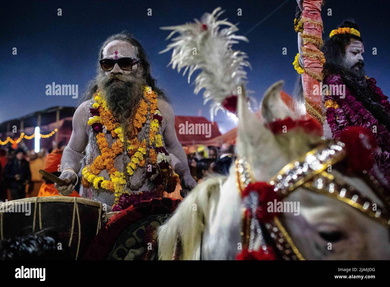 Prayagraj, Uttar Pradesh, India. 10th Feb 2019. Naga sadhus festeggia il loro cammino verso il santo bagno durante il festival Kumbh Mela. Ogni dodici anni, milioni di devoti indù iniziano un massiccio pellegrinaggio verso il più sacro dei festival indiani: Il Kumbha Mela, che si svolge a Prayagraj, un luogo considerato particolarmente propizio perché è alla confluenza del Gange, Yamuna e il mitico Saraswati. Si stima che nel 2019 120 milioni di persone hanno partecipato alla sacra recinzione nel corso di un mese e mezzo. Tali numeri, equivalenti alla popolazione totale del Giappone, Foto Stock