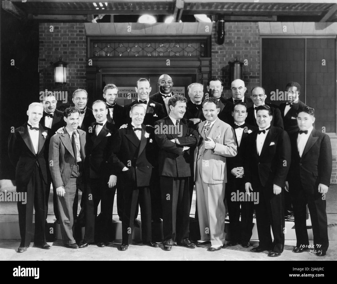 SPENCER TRACY e il direttore FRANK BORZAGE sul set in posa con attori e atleti famosi, tra cui JIM THORPE e BULL MONTANA, che appaiono nel loro ultimo film BIG CITY 1937 regista FRANK BORZAGE storia originale Norman Krasna sceneggiatura Dore Schary e Hugo Butler Metro Goldwyn Mayer Foto Stock