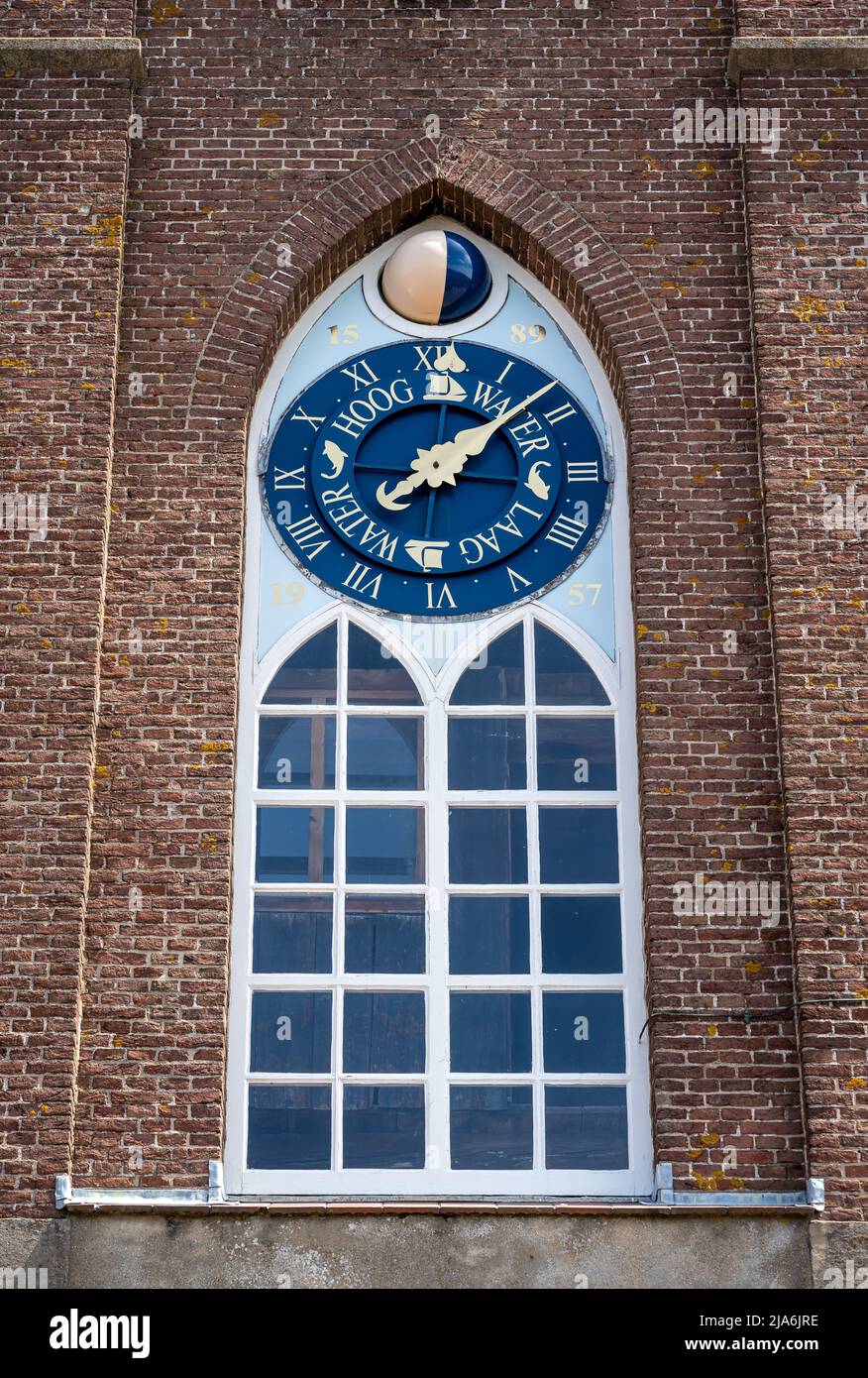 Arnemuiden, provincia Zeeland, Paesi Bassi, 21.05.2022, un orologio astronomico marea del 16th secolo sulla torre della chiesa riformata di Arnemui Foto Stock