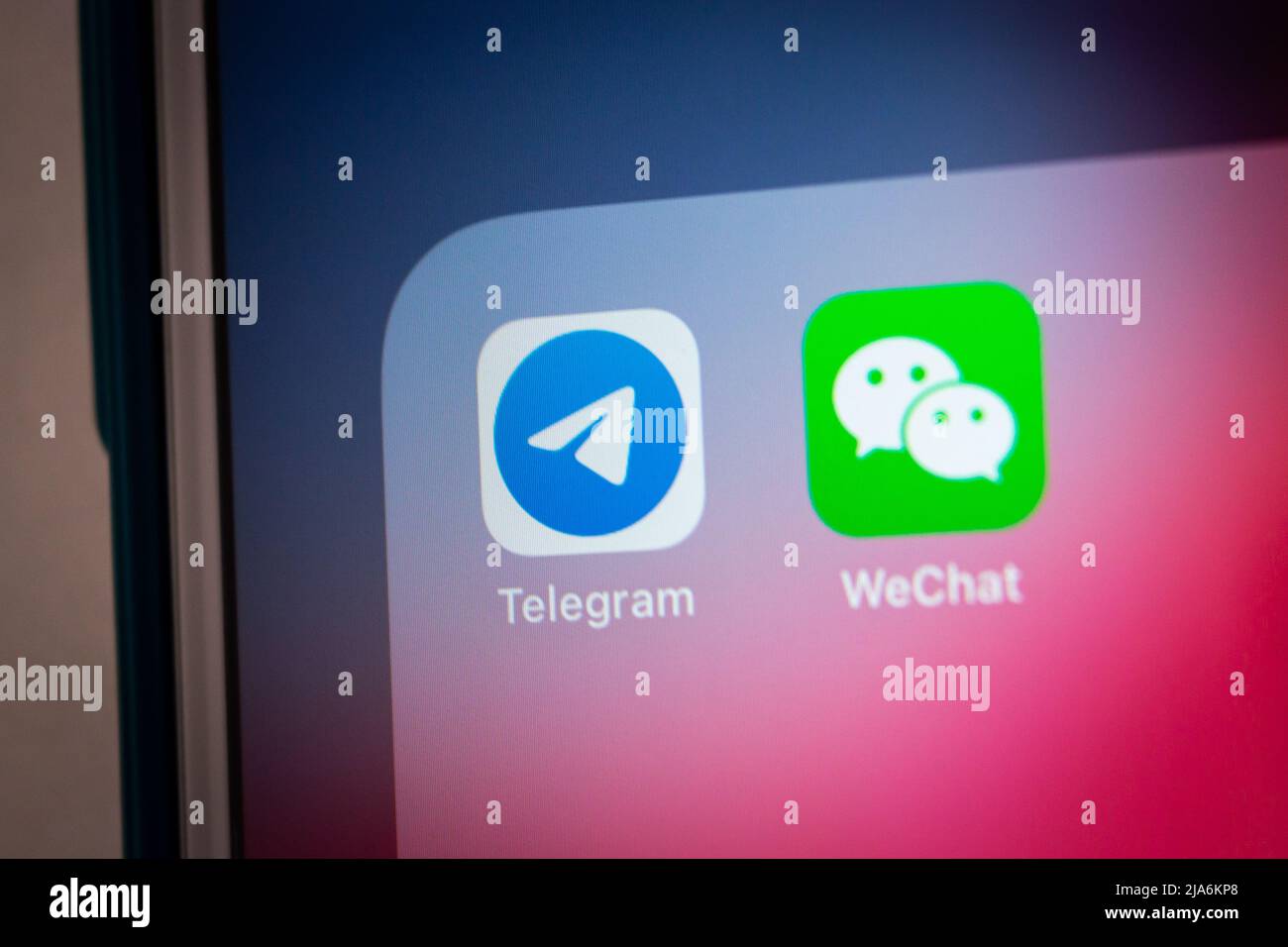 Kumamoto, GIAPPONE - Feb 15 2021 : Telegram & WeChat su iPhone. Telegramma Messenger è un servizio di messaggistica istantanea basato su cloud multipiattaforma Foto Stock