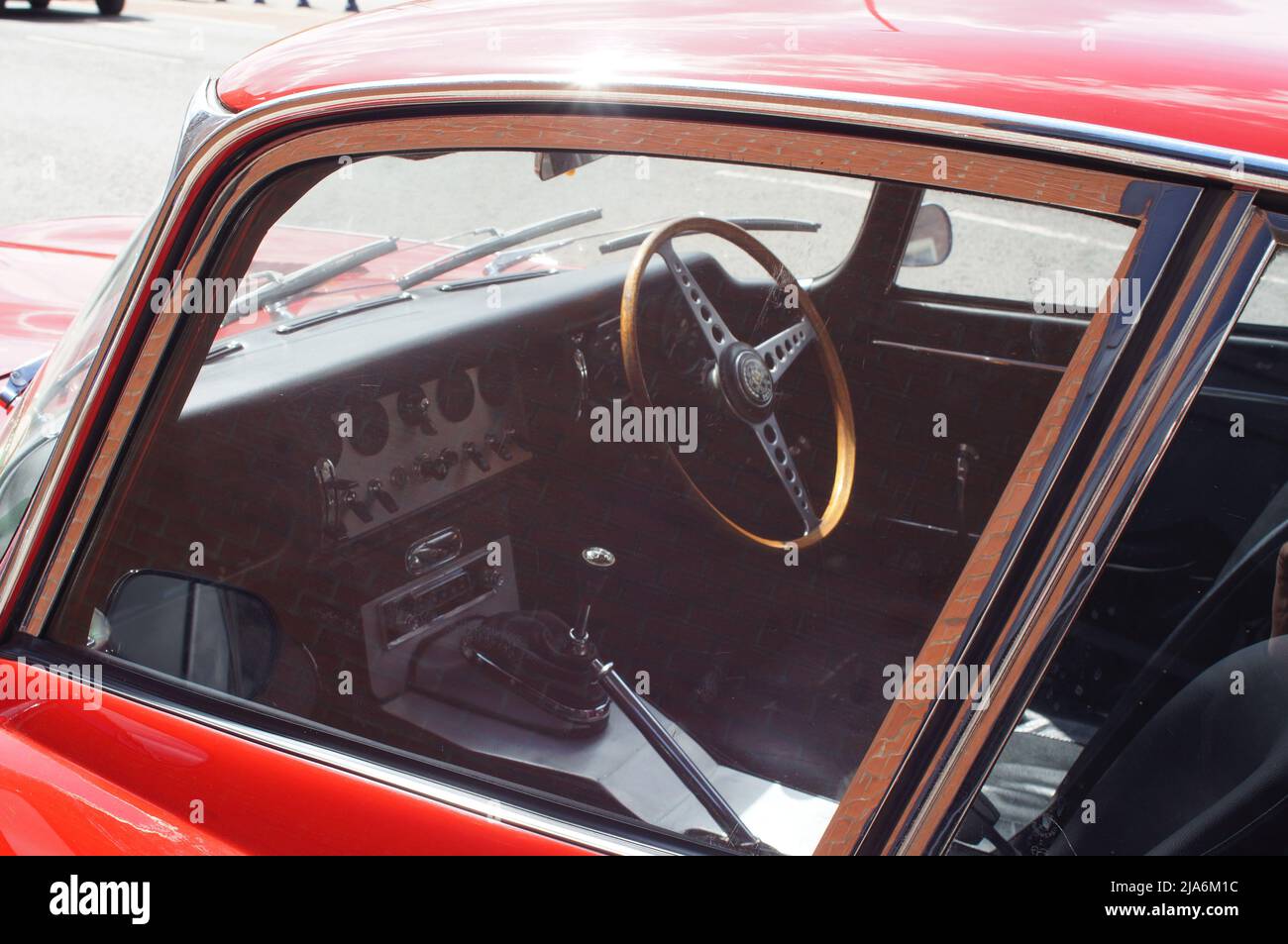 Guardando gli interni di un'auto sportiva Jaguar MK1 e-Type rossa Foto Stock