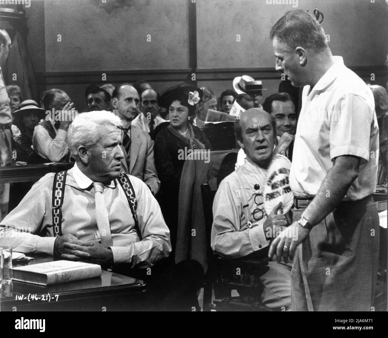 SPENCER TRACY PHILIP COOLIDGE FLORENCE ELDRIDGE FREDRIC MARCH e Director STANLEY KRAMER sul set candid durante le riprese di INHERIT IL regista/produttore DEL VENTO 1960 STANLEY KRAMER suona Jerome Lawrence e Robert E. Lee Stanley Kramer Productions / United Artists Foto Stock