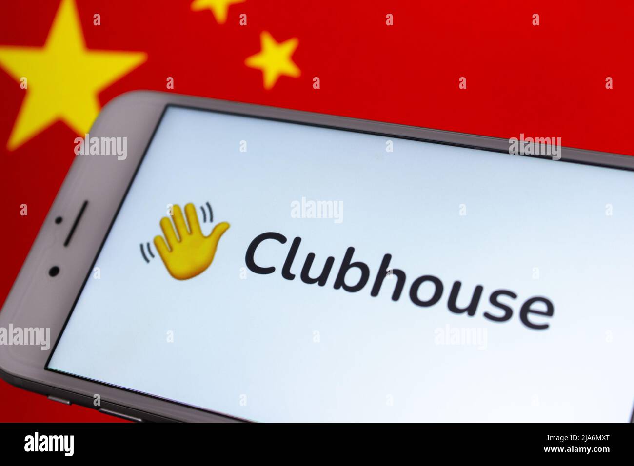 Kumamoto, GIAPPONE - Feb 15 2021 : applicazione Clubhouse sullo schermo di iPhone con bandiera cinese di sfondo. L'app Clubhouse sarebbe stato vietato in Cina nel 2021 Foto Stock