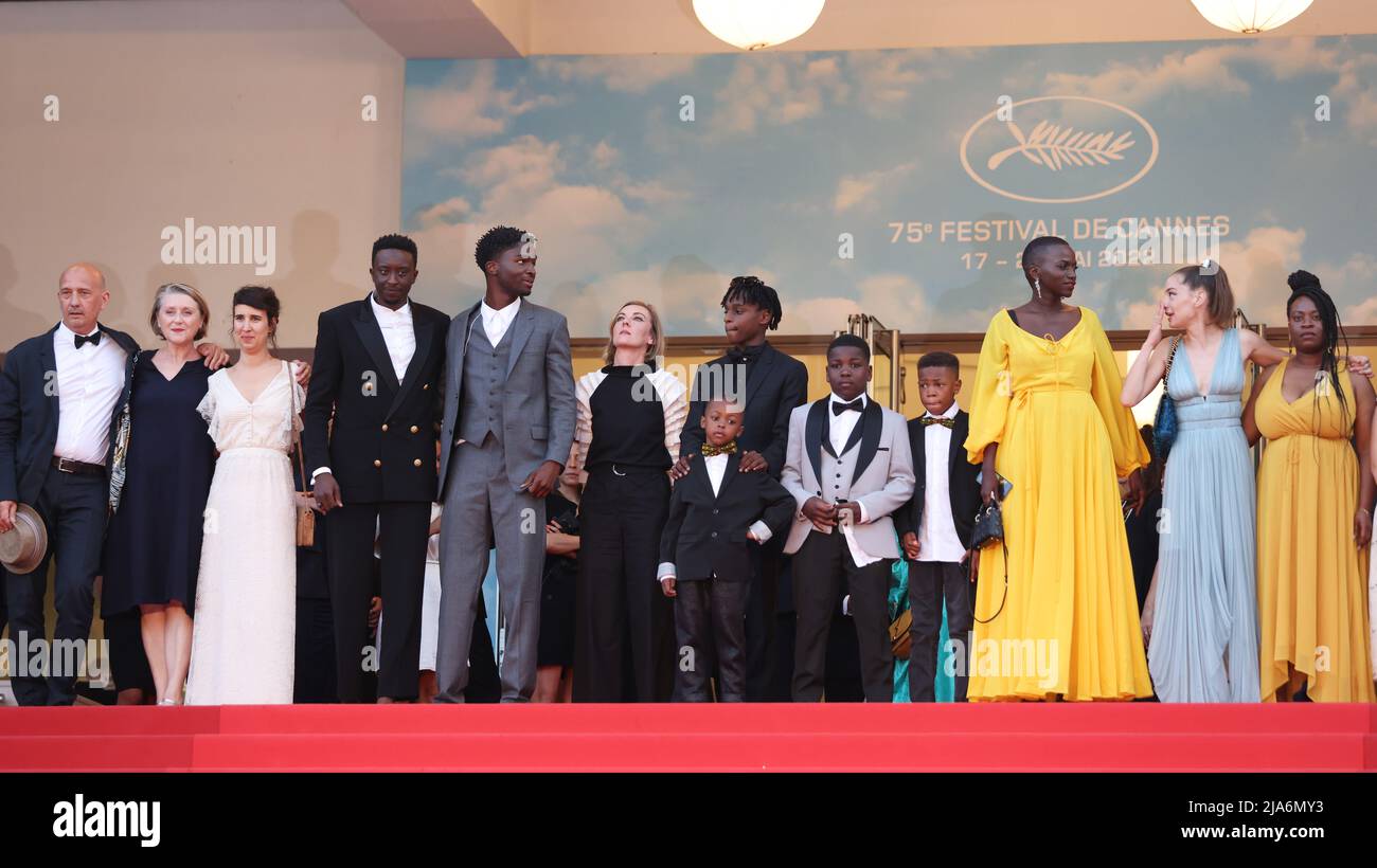 Cannes, Francia. 27th maggio 2022. I membri del cast partiscono dopo la proiezione del film 'Mother and Son (un Petit Frere)' durante l'edizione 75th del Festival di Cannes a Cannes, nel sud della Francia, il 27 maggio 2022. Credit: Gao Jing/Xinhua/Alamy Live News Foto Stock