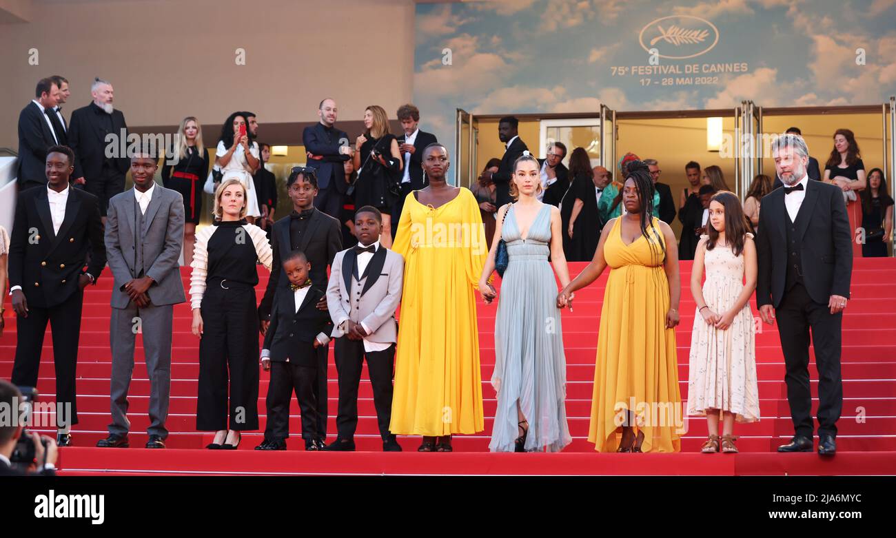 Cannes, Francia. 27th maggio 2022. I membri del cast partiscono dopo la proiezione del film 'Mother and Son (un Petit Frere)' durante l'edizione 75th del Festival di Cannes a Cannes, nel sud della Francia, il 27 maggio 2022. Credit: Gao Jing/Xinhua/Alamy Live News Foto Stock