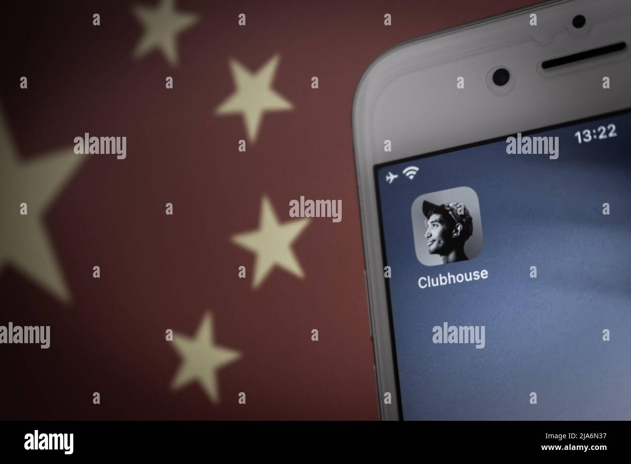 Kumamoto, GIAPPONE - Feb 15 2021 : applicazione Clubhouse sullo schermo di iPhone con bandiera cinese di sfondo. L'app Clubhouse sarebbe stato vietato in Cina nel febbraio 2021 Foto Stock