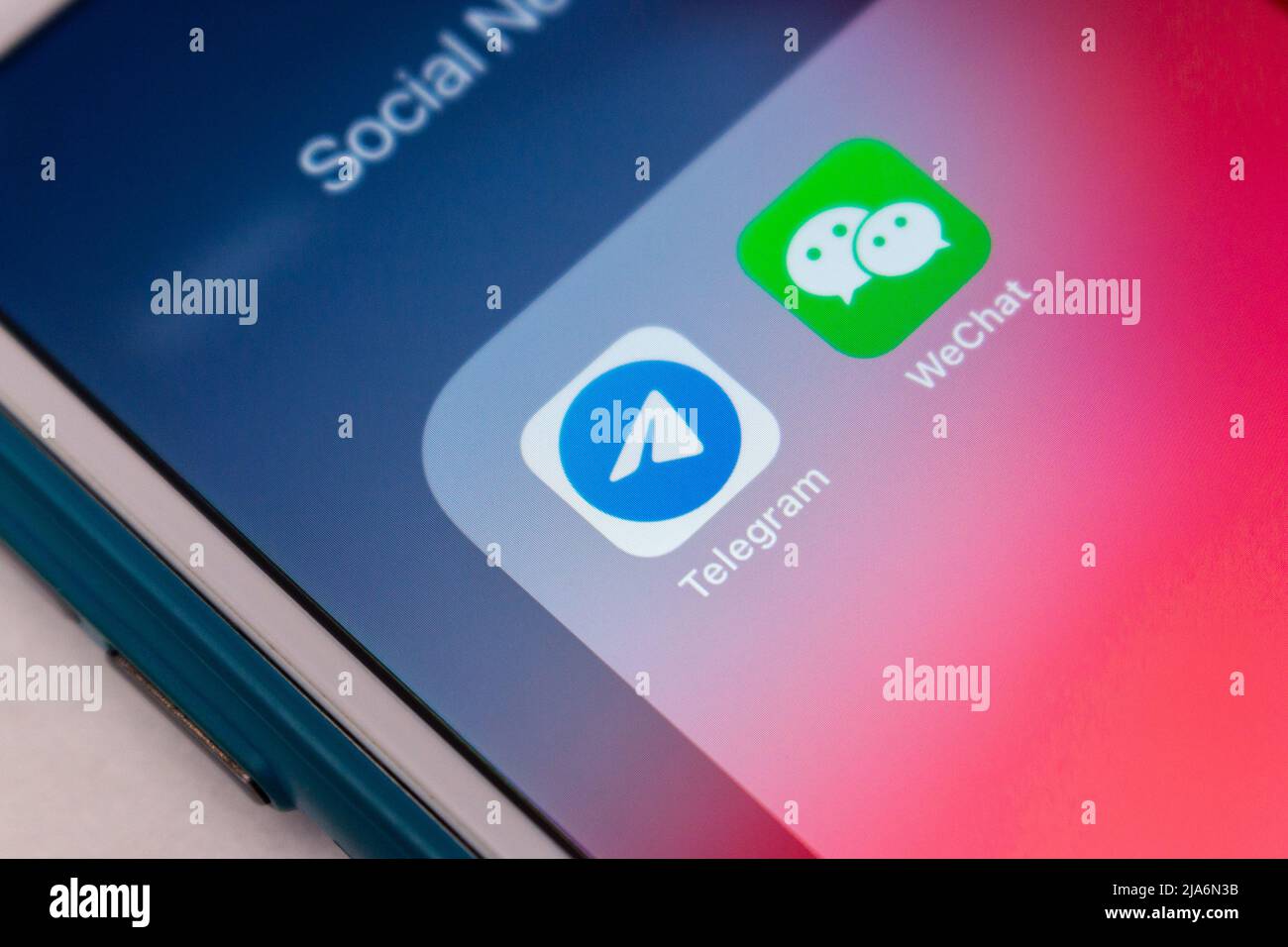 Kumamoto, GIAPPONE - Feb 15 2021 : Telegram & WeChat su iPhone. Telegramma Messenger è un servizio di messaggistica istantanea basato su cloud multipiattaforma Foto Stock
