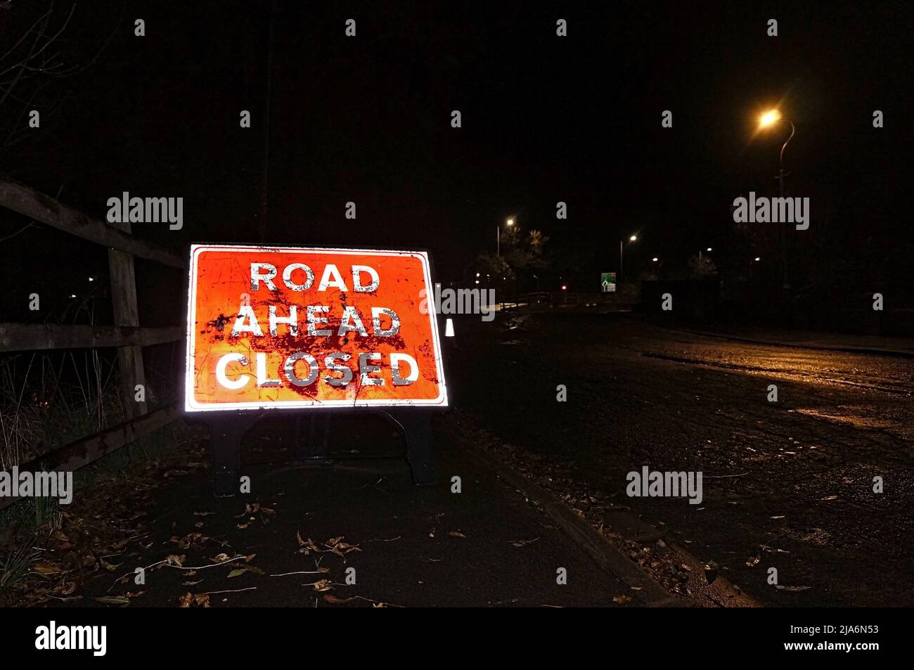 Strada davanti chiuso cartello sul lato della strada di notte Foto Stock