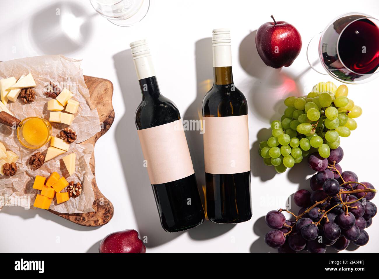 Vista dall'alto su bottiglie di vino con antipasti Foto Stock